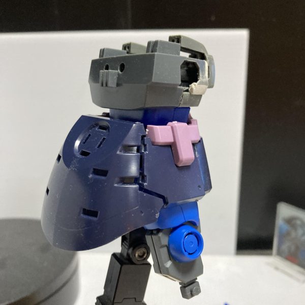 機動戦士ガンダム0080機動戦士ガンダム0083登場。以前からちょっと肩アーマーとスリッパが気になっていて😅(通称らっきょアーマー)好きになれなかったんですがカリウス機は作りたいなぁと🤔バトオペでは肩アーマーもう少しプロトタイプリックドムIIに寄せてますね生産は大戦末期と言う事ですが新型のリックドムIIを与えられるカリウスは実は優秀じゃった？😳すいませんカミました(わざとだ)かみまみた(わざとじゃない？)いつかリックドムII作ろうと思いつつ・・・ リックドムIIは作り手によって大分カッコ良さが変わるし〜😢 で、先日。神やんさんのカッコイイ✨リックドムIIを見て、やっぱ作ろう‼️🤩と再熱した訳です😅 ミキシングのベースはR35パーツだけとか、安価な時にストック購入してまして・・・😁 胸部はツヴァイから切って貼ってミキシング 腰回り股関節はトローペンとR35を流し込み接着剤で切断してニコイチ？ミキシングツヴァイ本体高いよー （2枚目）