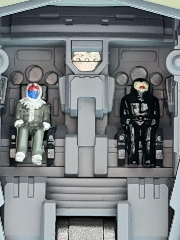 外装はシンプルですが、コックピットはアカハナが乗ってます。