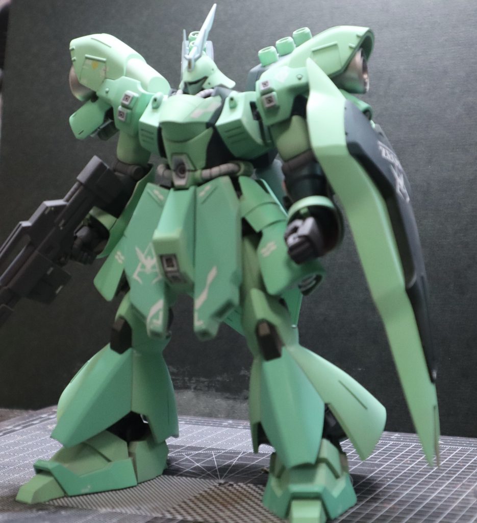 今回の気に入ってる点は、左手のやる握り拳。キットの握り手をカットして再接着。指の関節は瞬着と塗装でごまかしたら形になりました。