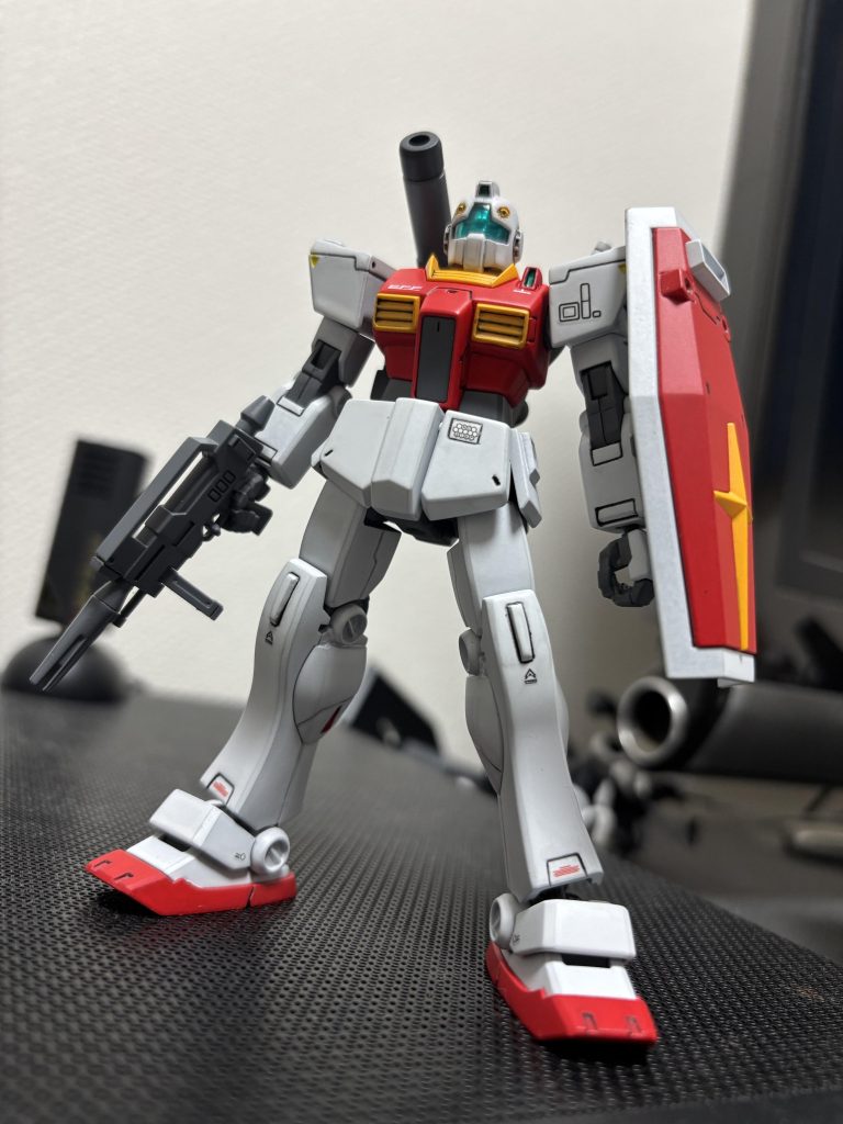 【オークリー基地ドック内】「キース、あんたのジム2に換装した新型のキャノンは今のところそれ一基しかないんだから雑に扱って壊すんじゃないよ!」「わかってるってモーラ、俺だって中隊長にまでなったんだから昔みたいにそんなにポンポン壊さないって。」チーフメカニックでもあり妻でもあるモーラの冷やかしにキースはやれやれとため息をつきつつも愛妻の激だとわかっているのでサムズアップをしてにこやかに返事を返す。「さて、ジムキャノン2以来のキャノンだ試射をするのが楽しみだぜ!!」キースは高揚を隠しきれず試射をするために愛機の移動を開始した。