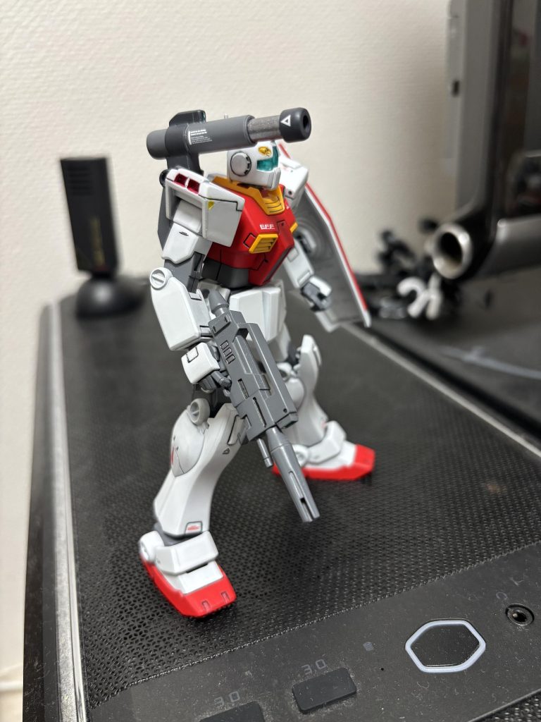 キャノン発射ポーズなのですが踏ん張るポーズが太ももと腰パーツの干渉もあり思いのほか沈み込まなかったです。