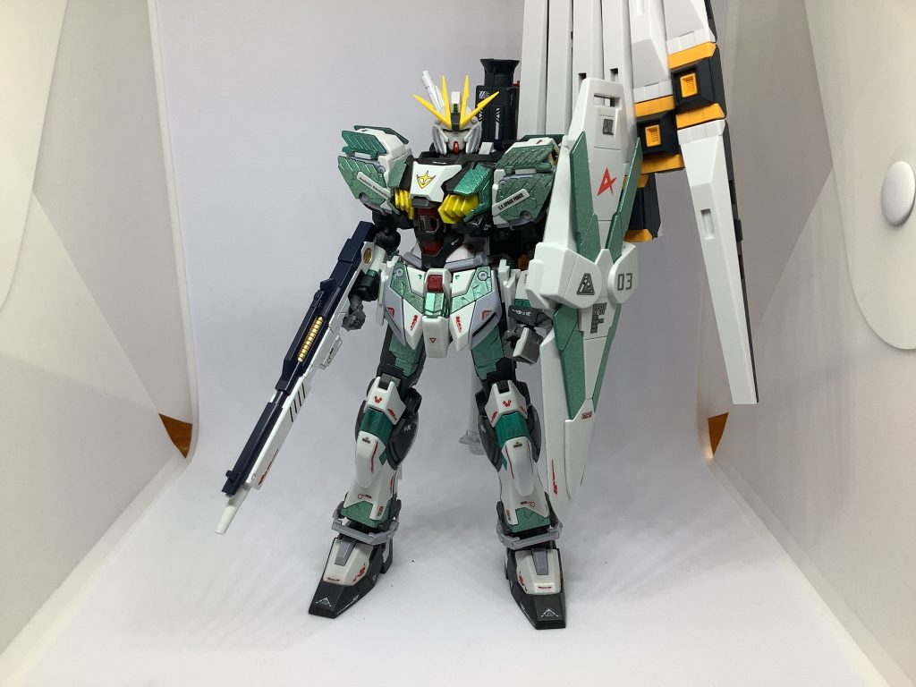 素立ち。特に言うこともなく…シールドに見覚えのあるマークがあるけど深い意味は無い。ちなみに3号機なのはナラティブの型式番号のRX-9と繋げるとRX-9-3になるから。93に深い意味はない。