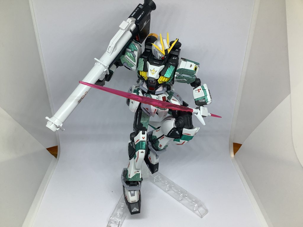 シールドをポイ捨てしてバズーカ片手にサーベルを構えるポーズたぶんこのままノールックで別のターゲットをバズーカで撃ち落としたあとに敵にバズーカを投げつけて切りかかる