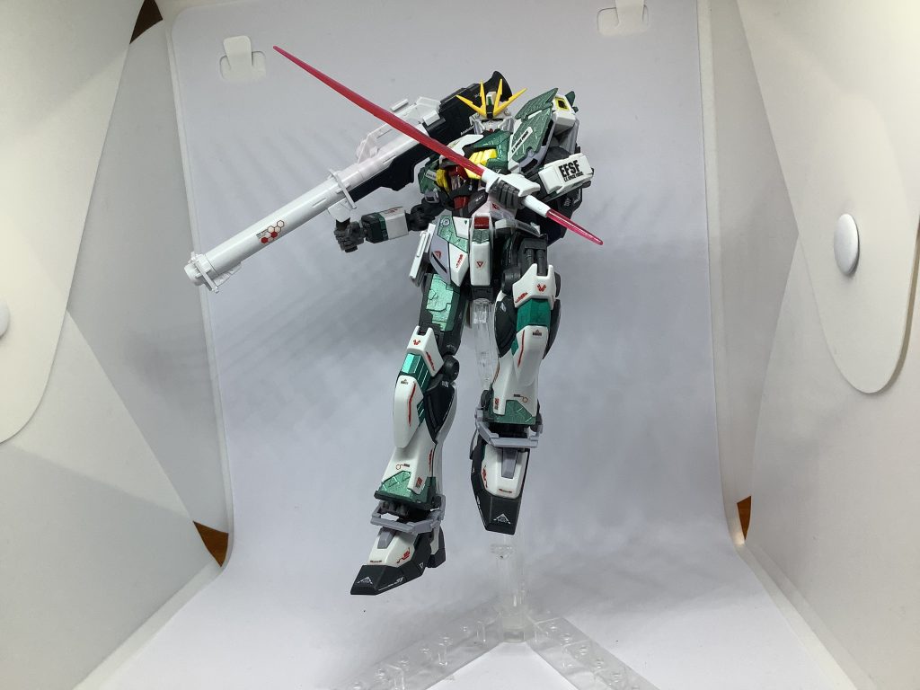 上の別アングル左腕のデカールは普段シールドで隠れてるからわざわざこんな変なポーズにしないとよく見えないのが悲しみ