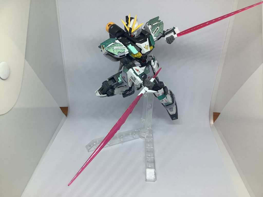 サーベル二刀流。というかお前予備サーくっついてるシールドさっき投げ捨ててただろどっから出してきたソレまあシールドファンネルみたいにサイコパワーで呼び寄せたんだろたぶん(投げやり)