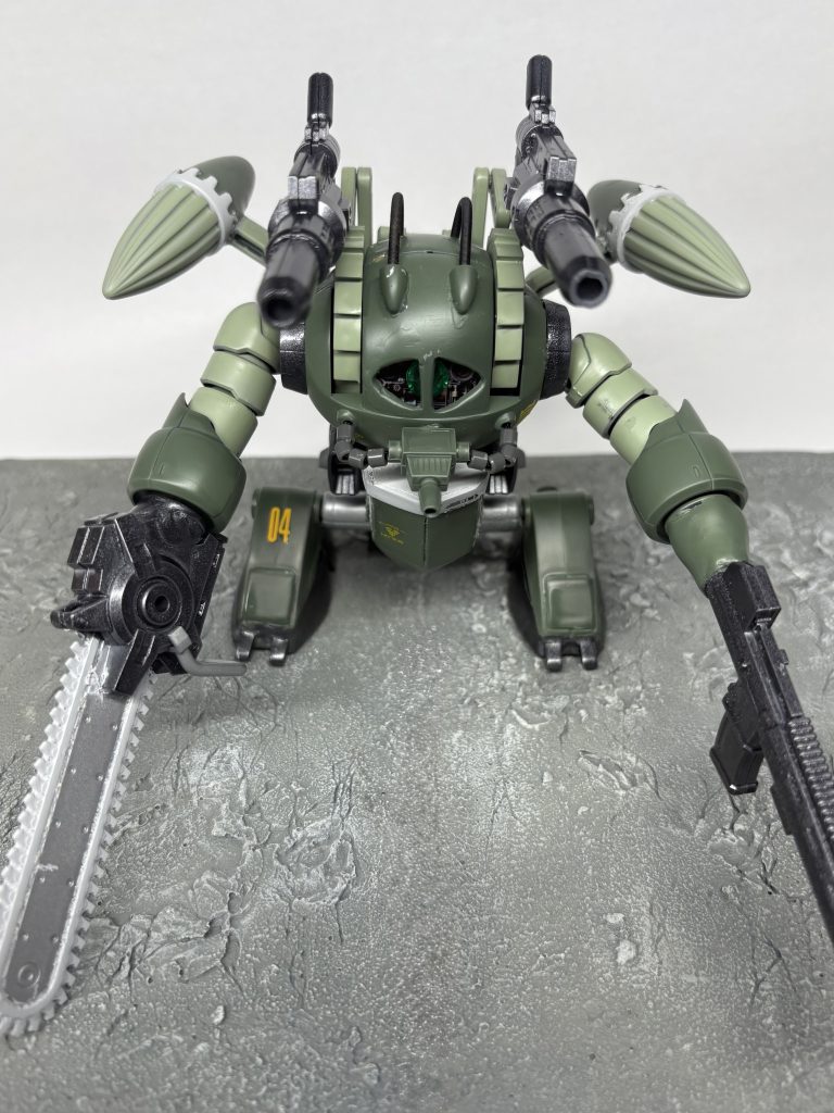 正面から見ると結構ゴツいです肩のノコギリは使えなそう