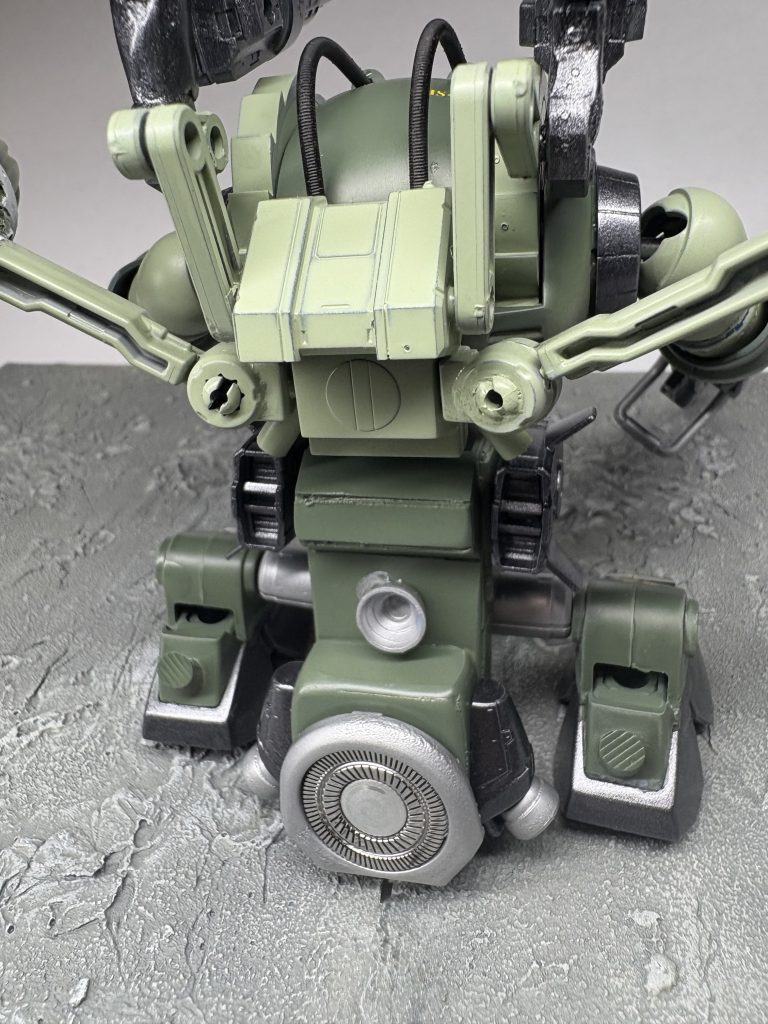 後は色々なパーツを盛っていますプラ板だけだと自分の技術ではスカスカになってしまったのでとりあえず装着する形になりました