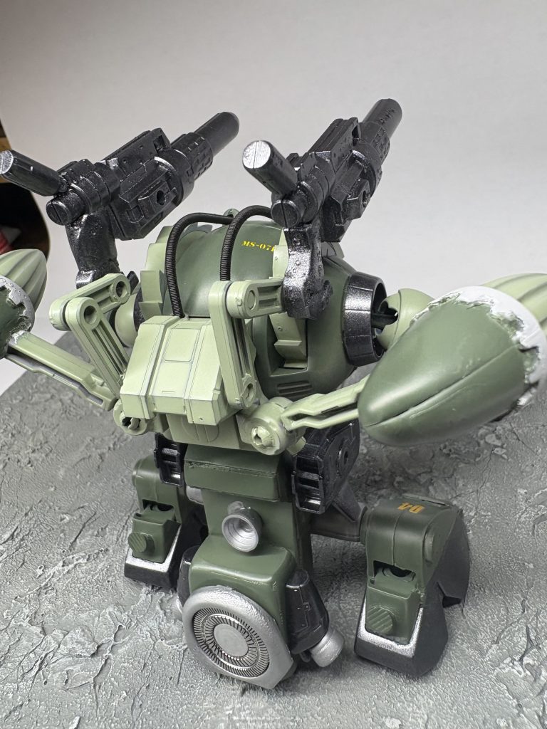 バックパックを２個重ねて後ろから前に出しています塗装がもう少し他うまくできればよかったのですが・・・