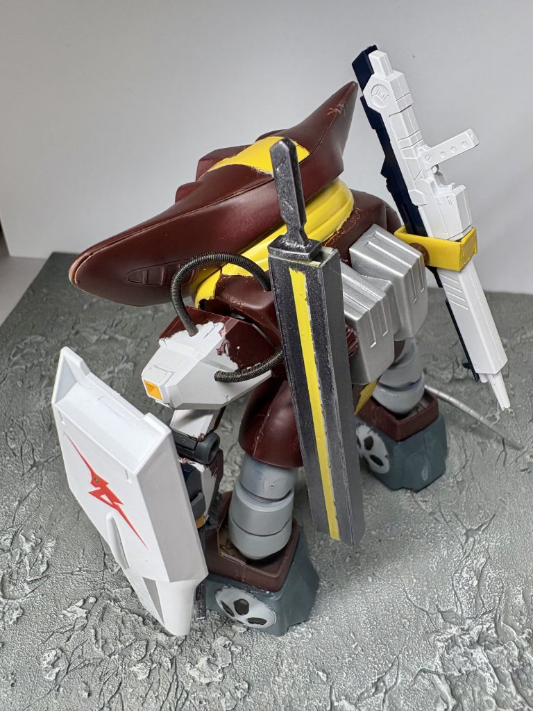 背中には奪ったビールライフルと刀を背負っています後ろから見るとスプリングが少し主張出来ています