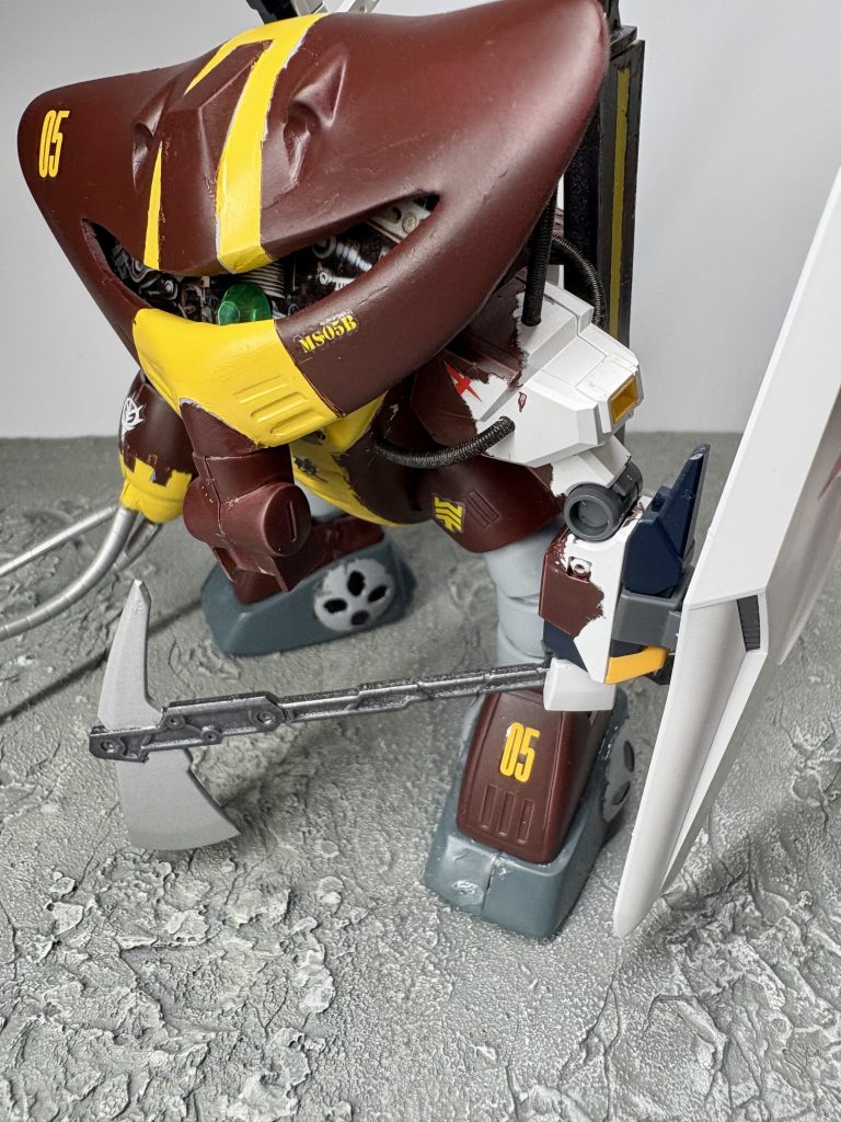 肩に3本のスプリングを入れて無理やりつなげた感を出してみました又、じわじわと侵食して来ているような塗り方をしましたがもう少しできればよかったです