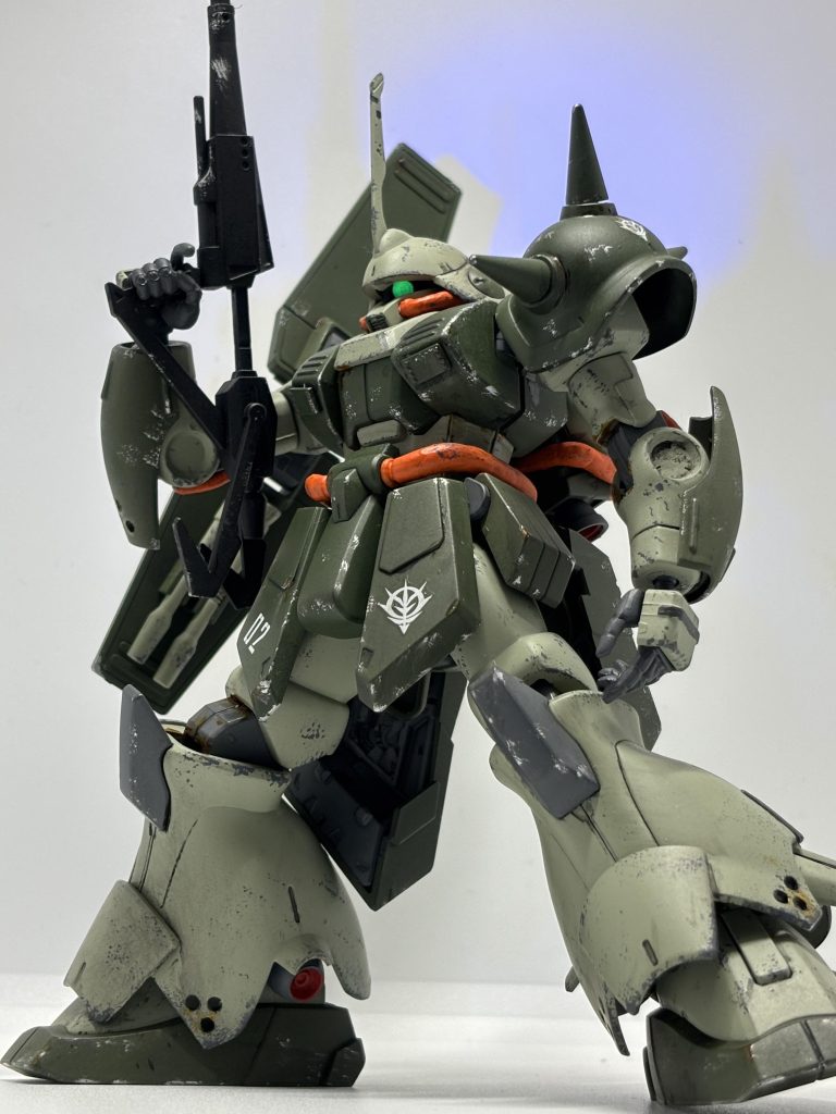 全体的にウェザリングをしています足などに穴も開けてます