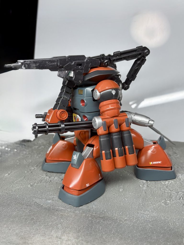 真横から見ると戦車っぽい感じになっていると思います手で隠れてて見えないのですが体にジェットパックがついています