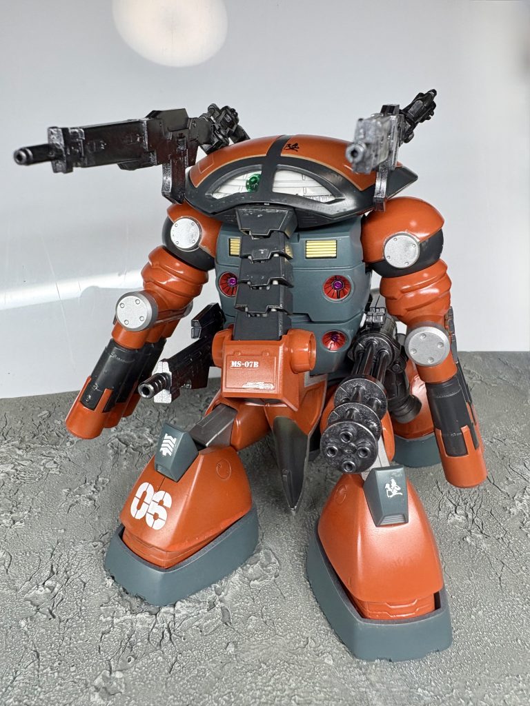 中央には盾をつけて繋ぎ目を隠しています遠距離用の武器だけをつけて戦車っぽくしています