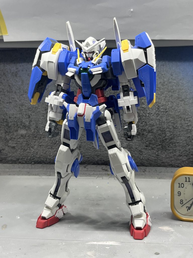 全体的にリベットモールドを入れて、装甲パーツに見えるように工夫したり、パーツがちゃんと組み合わさるよう調節して取り付けました