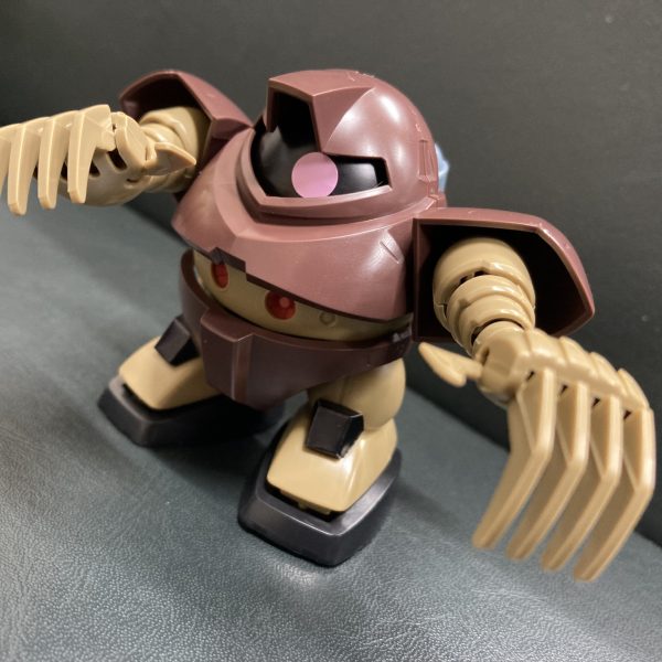 ゴッグが完成｡小さくても可動が多くて水中巡航形態パーツも付いてます｡小さくても流石はゴッグだと言える程の満足度｡現代のバンダイにはガンダムハンマー投げる和服美人がいるので是非その和服美人の遊び相手にどうぞ。（3枚目）