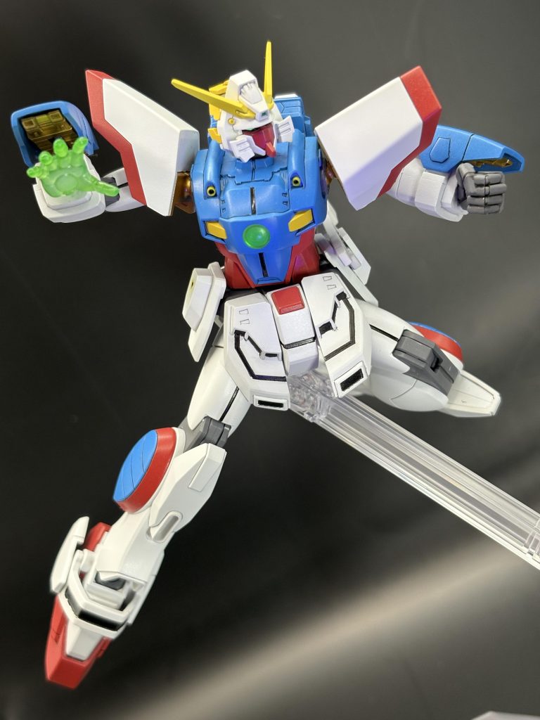 ただし、ノーマル・バトル・スーパーと3形態それぞれに再現するためにはキットが2つ必要です。というわけで今回は大分昔に素組して、もう関節がゆるゆるのHGシャイニングから頭部のみ拝借しました。なので残りはノーマルフェイスにトサカ全開の頭部が余ります(笑)(そもそも頭部をまるっと2種類入れてくれたバンダイに感謝です!)