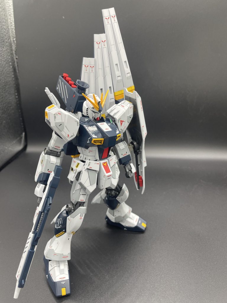 ライトグレーのツートン部はクレオスの明灰白色を使用しました。もうちょい白に近づけたかったです。