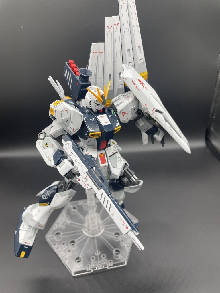 間接のジョイント部、膝のサスペンションはRGのメタリックシールをスーパーファインシルバーで表現しました。