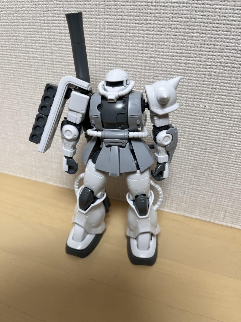 塗る前のペイントザクです。コレでも十分かっこいい。肩のスパイクが分割されてなかったから、合わせ目消し&切断&塗装&接着しました。