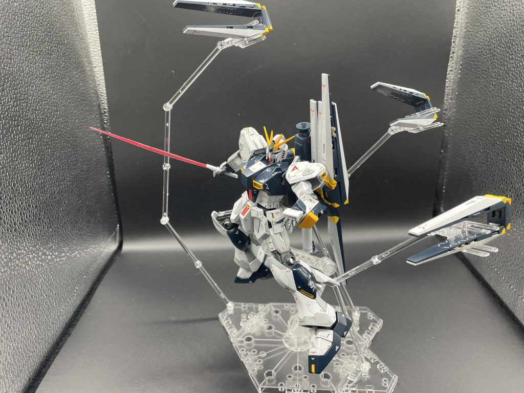 ファンネルのディスプレイはウェポンディスプレイベースを使用しました。クリアパーツは直ぐ白化してプラプラになってしまったのでポージングに苦労しました