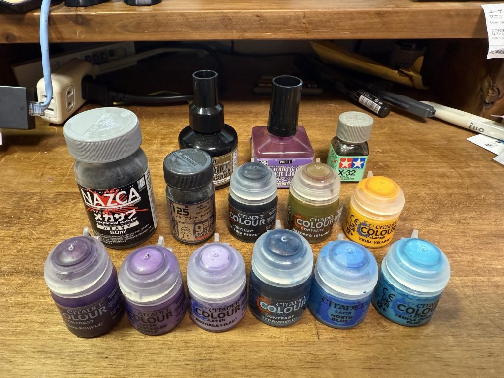 各使用塗料とウェザリング材関節部はガイアカラースターブライトアイアンをエアブラシシタデルコントラストの暗めの色を各メイン配色部にベタ塗りして凹部に陰影付けシタデルレイヤーで面の真ん中とエッジ目掛けて、筆の塗料を少し拭き取り半ばドライブラシする感覚で明るい色を段階的に重ねています。ウェザリングカラーで軽くウォッシングの後、エナメルチタンシルバーでエッジ目掛けてチッピング。