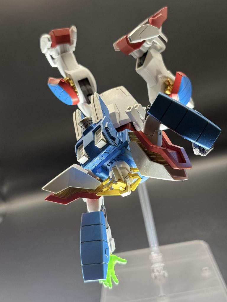 原作を知る方に届いたら…とシャイニングガンダムのラストシーンです。マスターに貫かれた姿の方が有名ですね(笑)。デビルガンダムの足元?に放った最後の一撃。ラストは黄金からノーマルカラーに戻っているんですよね。HGも最後の力を振り絞りました!そして…