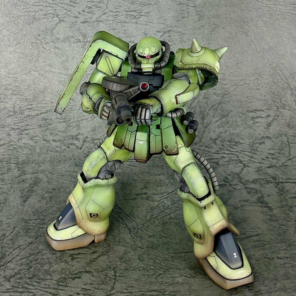 【塗装】本体 ライトグリーン1. メカサフスーパーヘヴィで下地塗装2. クールホワイトでハイライト塗装3. MSグリーン+クリアでコート本体 グリーン1. メカサフスーパーヘヴィで下地塗装2. クールホワイトでハイライト塗装3. MSディープグリーン+クリアでコート本体 グレー(濃い1. 黒サフで下地塗装2. ニュートラルグレーⅤで塗装本体 グレー1. 黒サフで下地塗装2. ニュートラルグレⅢでハイライト塗装ウェザリング1. 全体をつや消しでトップコート2. ウェザリングカラー:フェイスグリーン、ステインブラン、サンディウォッシュでフィルタリング(部位ごとに適当に使い分け)3. エナメル:ジャーマングレイとフラットブラウンでスポンジチッピング4. ウェザリングカラー:グランドブラウンで墨入れ5. 足元をエアブラシでウェザリングカラー:サンディウォッシュ6. 足元をエアブラシでウェザリングカラー:グランドブラウン(ちょっと狭め7. 全体をつや消しでトップコート 基本塗装後 → フィルタリング後 → ウェザリング完了