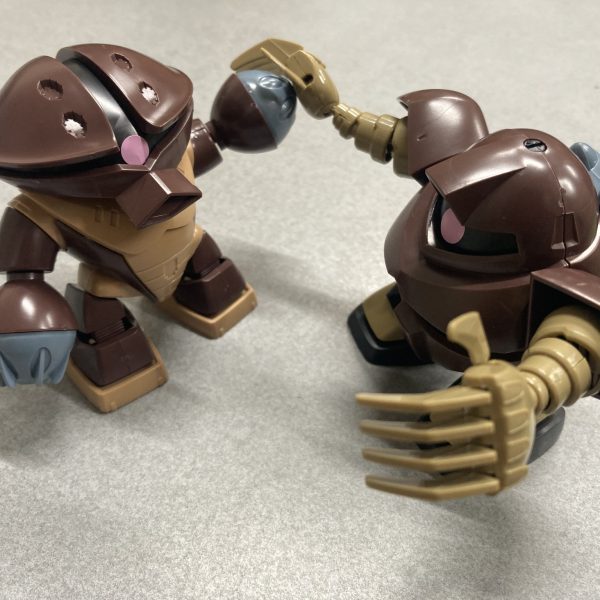 アッガイ完成｡こちらも可動多めで付属品でフレキシブル･アーム＆クローの腕と爪の伸縮を再現できます。モノアイは可動しませんが可愛さは一級品。（4枚目）