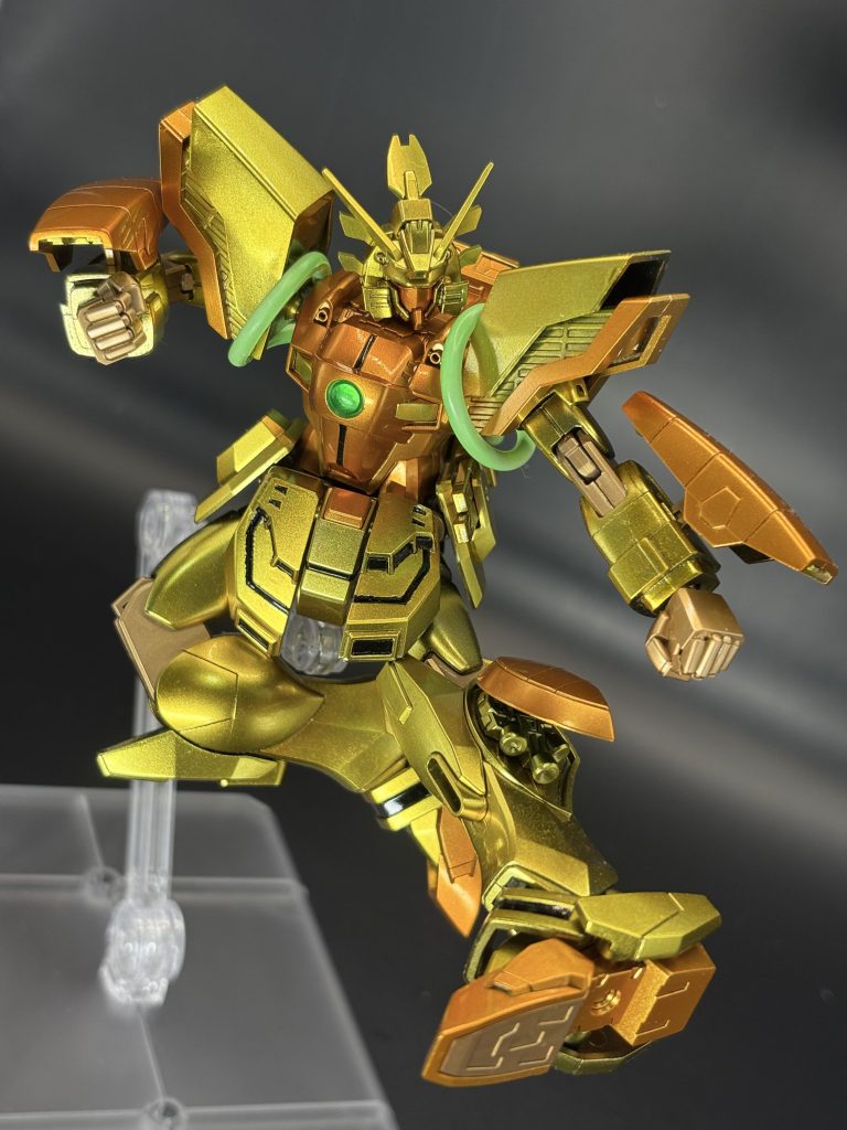 甘く見ていたのはもちろん金塗装です!百式の時にムラなく塗装する難しさは痛感していたはずなのに…3歩くと忘れるタイプなので💦原作で素体の色から金になるなら!と下地なしでゴールド塗装したらザラザラしてるし、発色悪いし…