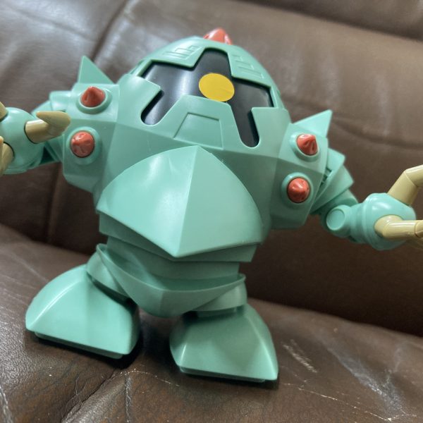 ラストはゾック｡ギミックはモノアイが360度回転！。手足も程よく動きます｡腕部クローは肉抜きがあるから上手く肉抜きを隠してポージングしよう｡3体合わせての総評価は別の日やるかな。（3枚目）