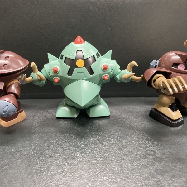 ラストはゾック｡ギミックはモノアイが360度回転！。手足も程よく動きます｡腕部クローは肉抜きがあるから上手く肉抜きを隠してポージングしよう｡3体合わせての総評価は別の日やるかな。（4枚目）