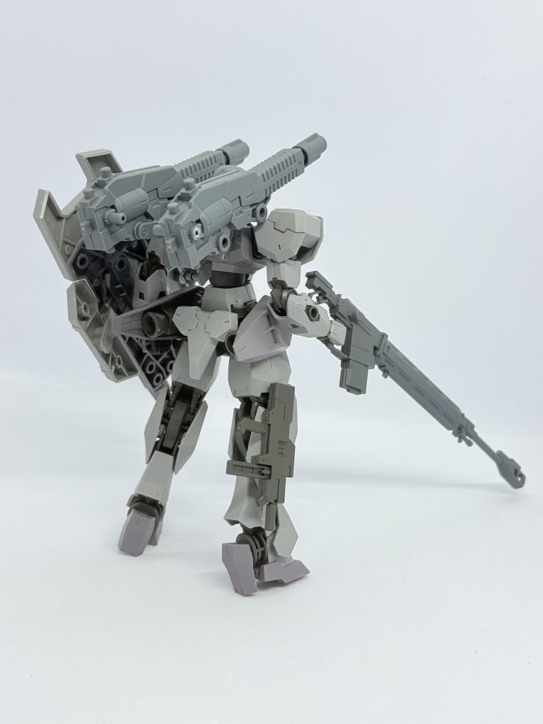 前後。ガンヴォルヴァをベースにアデルの頭、30MMキャノンバイクのキャノンをフォレスティエリバックパックに装着。盾はコトブキヤマルチプルシールド。ライフルはデルタカイ?だっけ。その辺のやつ。