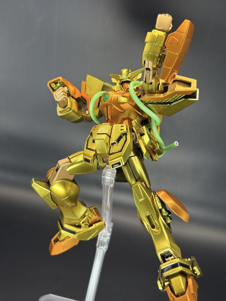 というわけで…結局多少の表面処理後にブラックorホワイト→シルバー→クリア塗料→トップコートを地道に繰り返すことに💧ここまで来たらと装甲の色合いは下地、クリア塗料の調色で分けてみました。関節色はキャンディにせず、金属系を調色。結果、ノーマルモードの2倍くらいかかった塗装時間。楽しかったなぁ💦笑