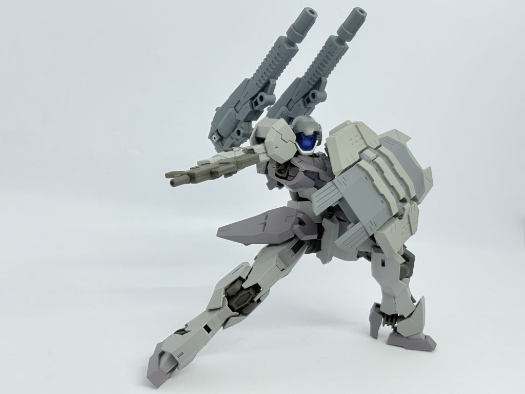 ガンヴォルヴァのライフルと背中のキャノンはカサネ達の仲間になってから追加した。不可視の毒矢と呼ばれた彼女はカサネ達と出会いどう変わっていくのか。