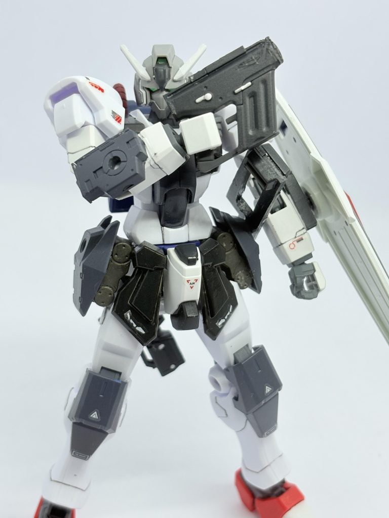 ファクティスガン。四ノ宮キコルのライフルから。ファクティス(偽り)の名前を冠しておりガードフレームや百式、ガンヴォルヴァにダガーLなどガンダムのようでガンダムではない機体を多く使いながらガンダム風に仕立てるというコンセプト。