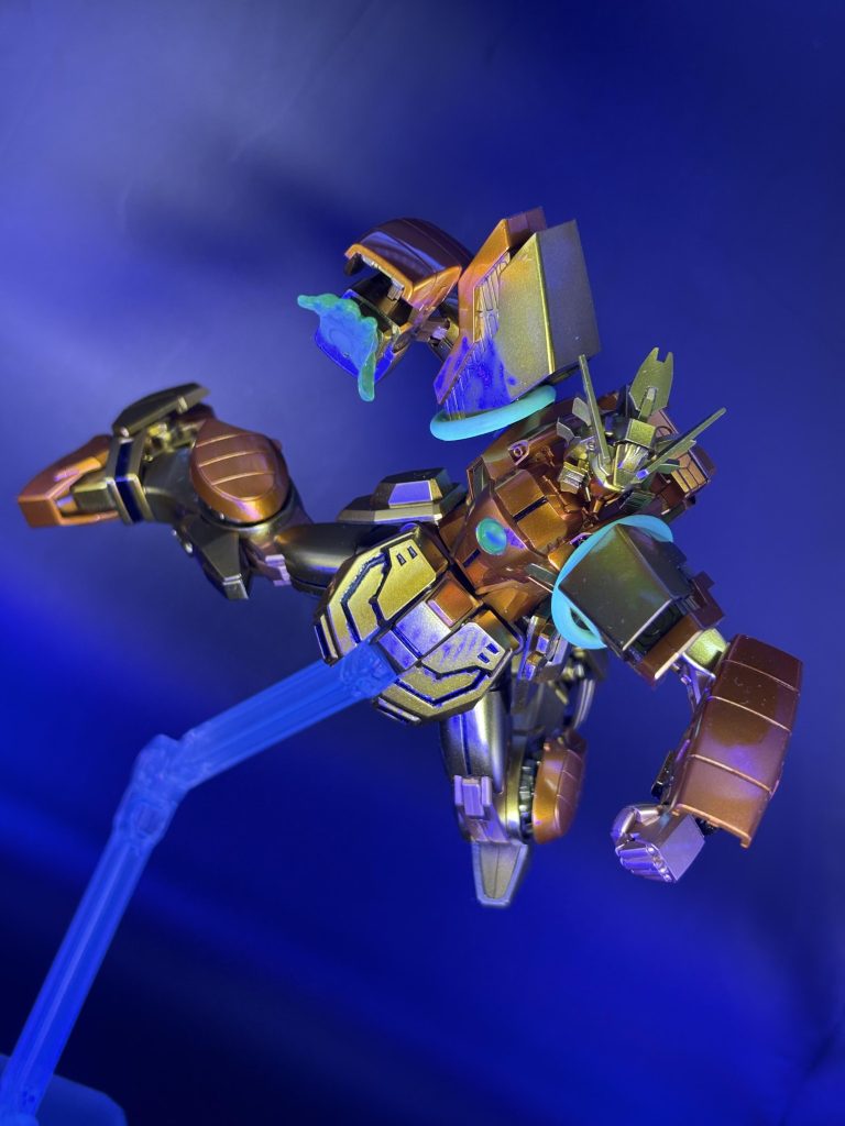 こだわり…には程遠いお遊びです。▷師匠のクロス→使っていない百均のイヤホンコードをブチッとして蛍光塗装▷フィンガーソード→市販のMSエフェクト。RGユニコーンの時といい、何かと便利これ、RG用にプレバンで出る!?なんて夢を膨らませながら手を動かします←だいたい止まってる