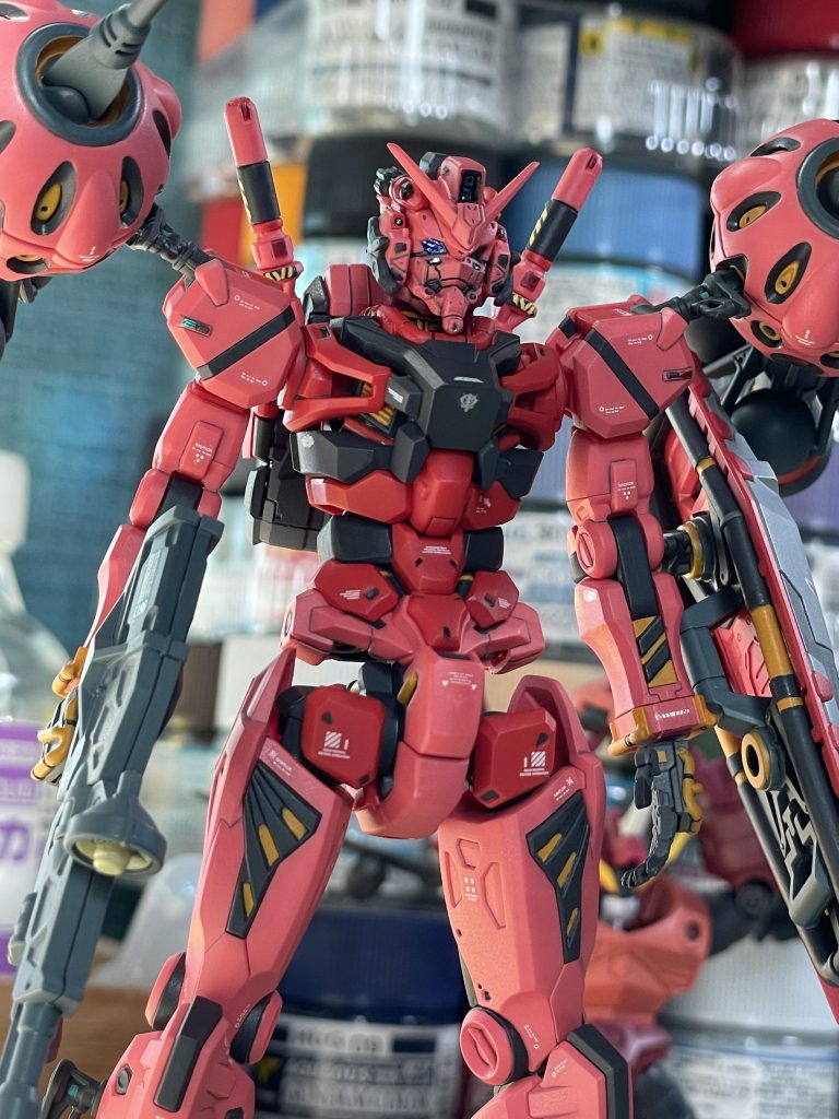 頭部は一番こだわりました。ツインアイは付属のホイルシールの上にハイキューパーツのオーロラブルーシールを貼って使用しました。センサー系はラピーテープを切り出して貼っているのですが、人間でいうと口角にあたる部分のセンサーが奥まって見えづらいので0.3㎜プラ板で蓋をし、その上から貼ってます。