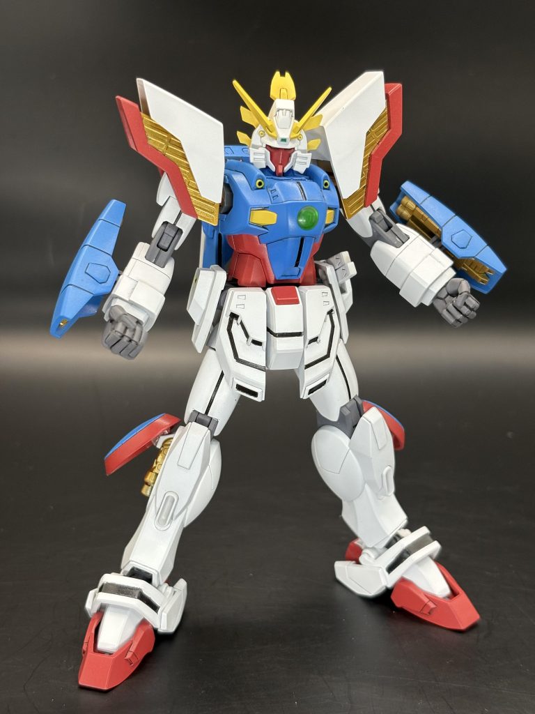 こちらはスーパーモード。ノーマルもそうでしたが、無改造でどちらのバランスも破綻なくまとまっているところがホントにすばらしいの一言に尽きます!ちなみに肩の赤と金は一体成型なので、キット付属のシールをマスキング代わりにしましたが、境目が激しい段差なので塗分けに難儀します…。肩、腕、足の金色はシンプルにスターブライトゴールドで塗りましたが、ワンポイントで大分印象が変わりますね。