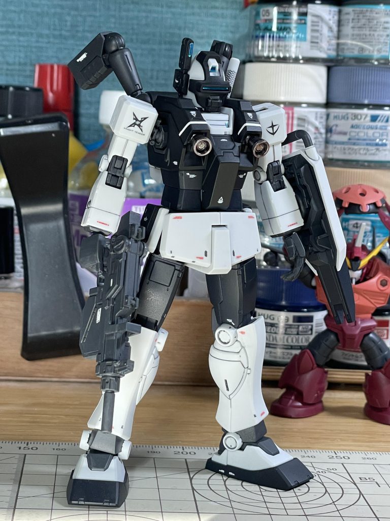 ジョニーライデンの帰還に登場するナイトシーカーは、隊長のヴァースキ機はジムⅢがベース、それ以外はジムⅡベースとのことですが、漫画内のコマによっては肩がライトアーマー(ナイトシーカーⅡ)ぽかったり、宇宙仕様のフロントアーマーもライトアーマーだし、てことで、1機くらいナイトシーカーⅡがいてもいいだろってことで作製しました。ナイトイェーガー隊って何機編成なんでしょう?