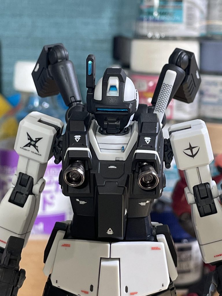 センサーの色はヴァースキ機と同様に赤にするか迷いましたが、隊長機と差別化する意味でも青にしました。