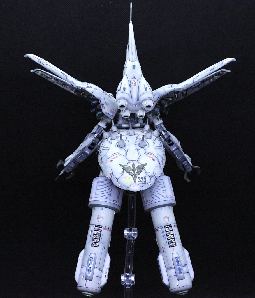 お尻にネオジオンエンブレムを取付け、腕もミキシングでゴツく改修。他は特にイジってません。