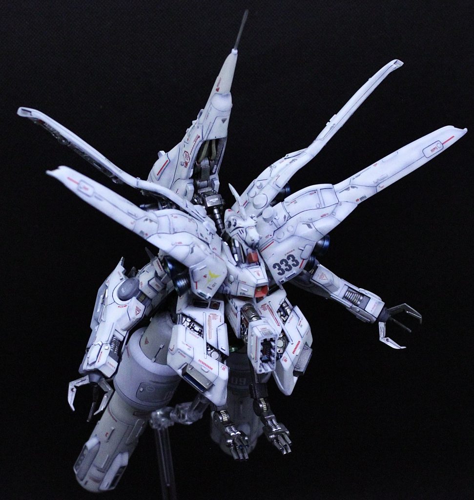 当初ノイエアジールからの派生をイメージしてましたが特に変化させる箇所が見出せず、筋彫りメインで作ってました😅そこからクェスパラヤが搭乗するならニュータイプ&ファンネル機からの派生や‼️とエルメス、キュベレイ派生でイメージ再設定💦