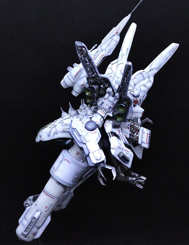 キュベレイなら羽根つき‼️って事で四枚羽根に💦カスカスの羽根裏にガチャガチャとパーツを付けてバーニア増設。ムチャクチャ重い羽根の出来上がり💦取付けに一番苦労しました😭