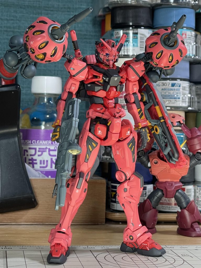 ジークアクスの機体特有の、エヴァっぽい脱力感のある立ち姿もカッコよかったのですが、やっぱり膝を伸ばしたくなり、干渉箇所を削り込み真っ直ぐ伸ばせるようにしました。