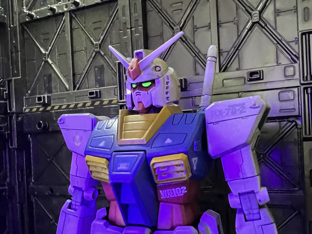 目にはお約束の蛍光塗料です。