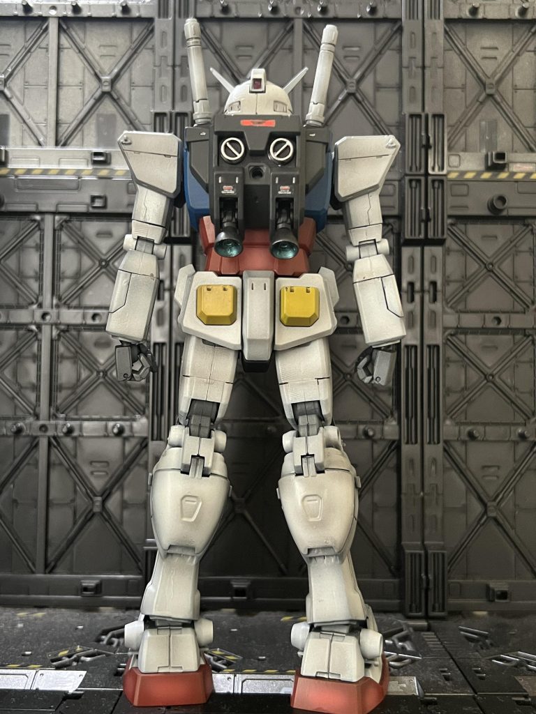 初めて作ったときは、今までのガンプラとは比較にならないほどディテールが細かくて驚いた記憶があります。しかもメンテナンスハッチのギミック付き。お陰で少々顔がデカい(笑)お値段ちょっとお高めでしたが、相応のプレミア感がありましたね。