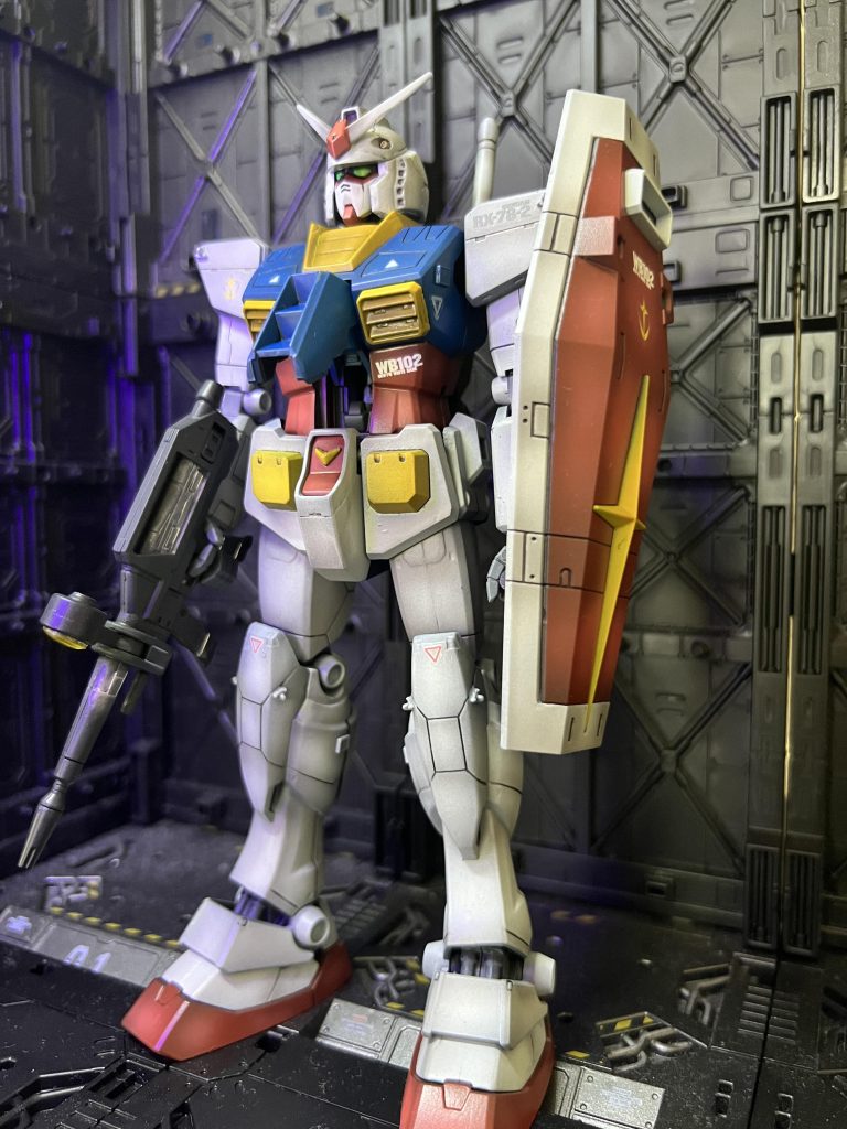 見にくいですけど、ちゃんとアムロも乗ってます。コアファイターも変形、格納できるうえプロポーションが破綻しない。当時は本当にすごいなーって思いました。