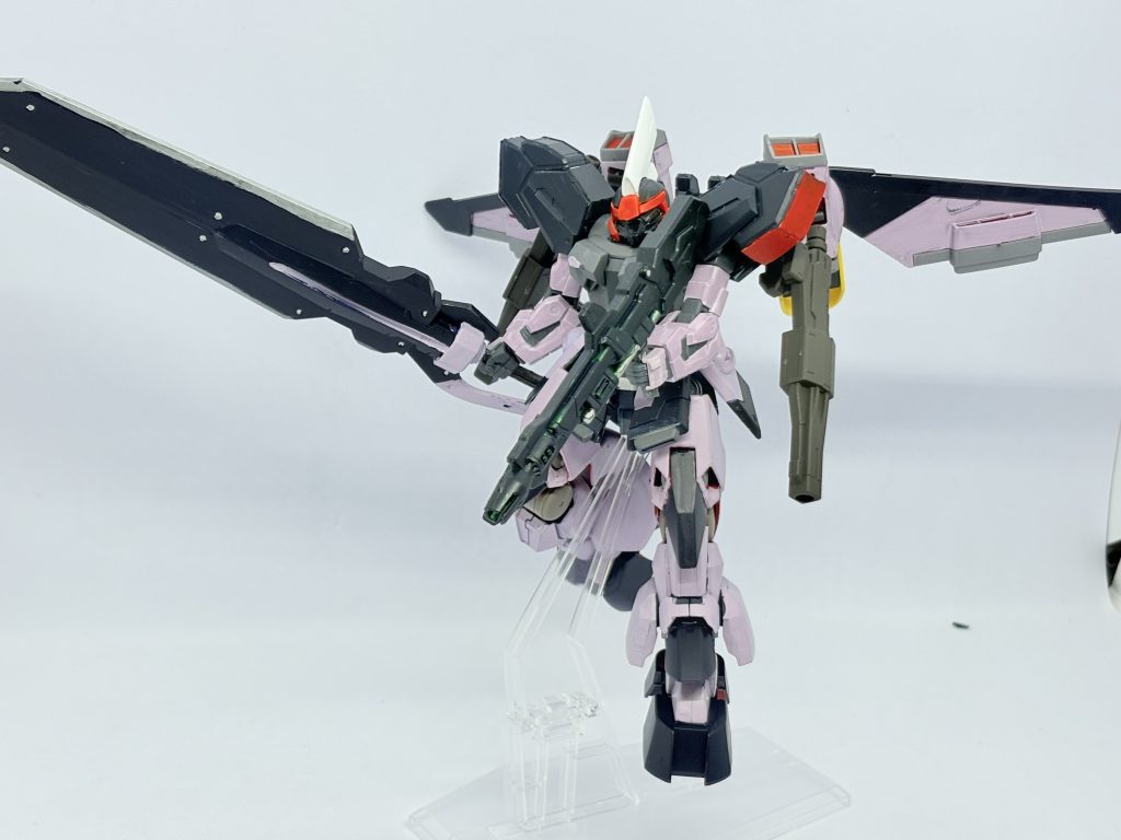 カラーリングはドムをイメージ。水性ホビーカラーのレイ専用パープル×マイティーストライクフリーダムダークブルーがメイン。