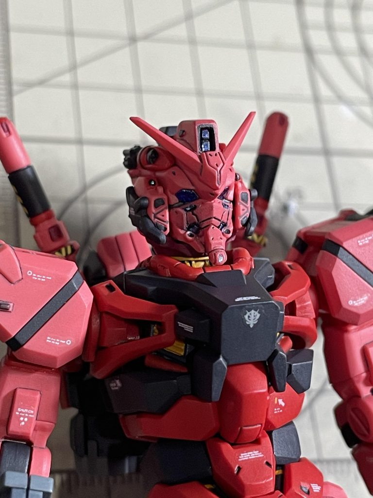 隈取りはキットでは途中で途切れてしまっているので、デカールで延長しましたが、全然わかりませんね…。耳上のセンサー(?)もキットではオミットされているので0.5㎜の真鍮線でそれっぽく復元しました。