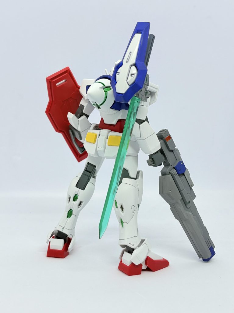 前後ショット。装備はシンプルにライフル、ソード、シールドの構成。三姉妹のバランサーであり、とにかく攻めに転じがちな姉と妹の2人のストッパーでもある。